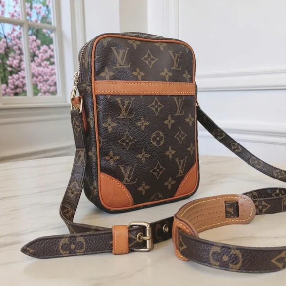 Louis Vuitton Monogram Danube Crossbody Bag - EXCELLENT - Year 2002 ✨ - Picture 2 of 16